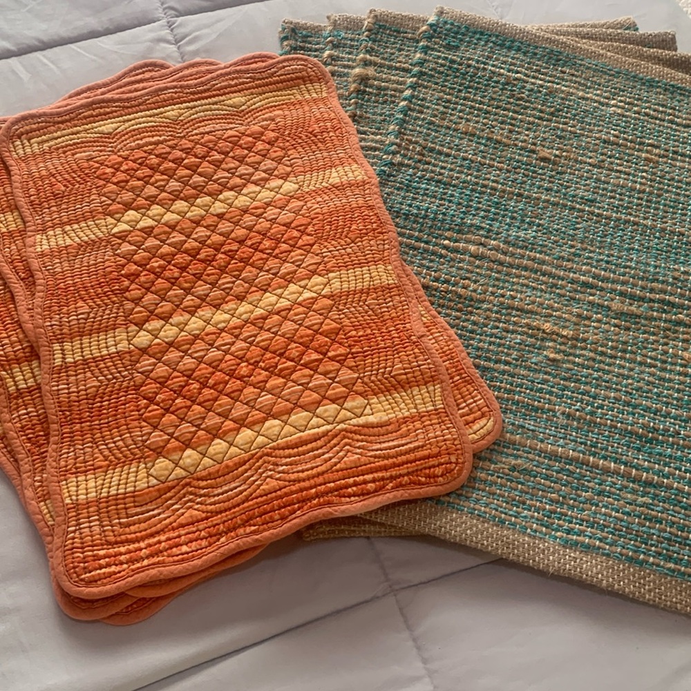 2 sets of 4 placemats